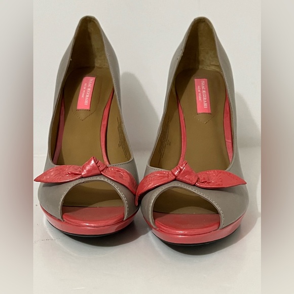 Isaac Mizrahi | Taupe and Pink Peep-Toe Stilettos with bows - Size 9.5 - Picture 4 of 16